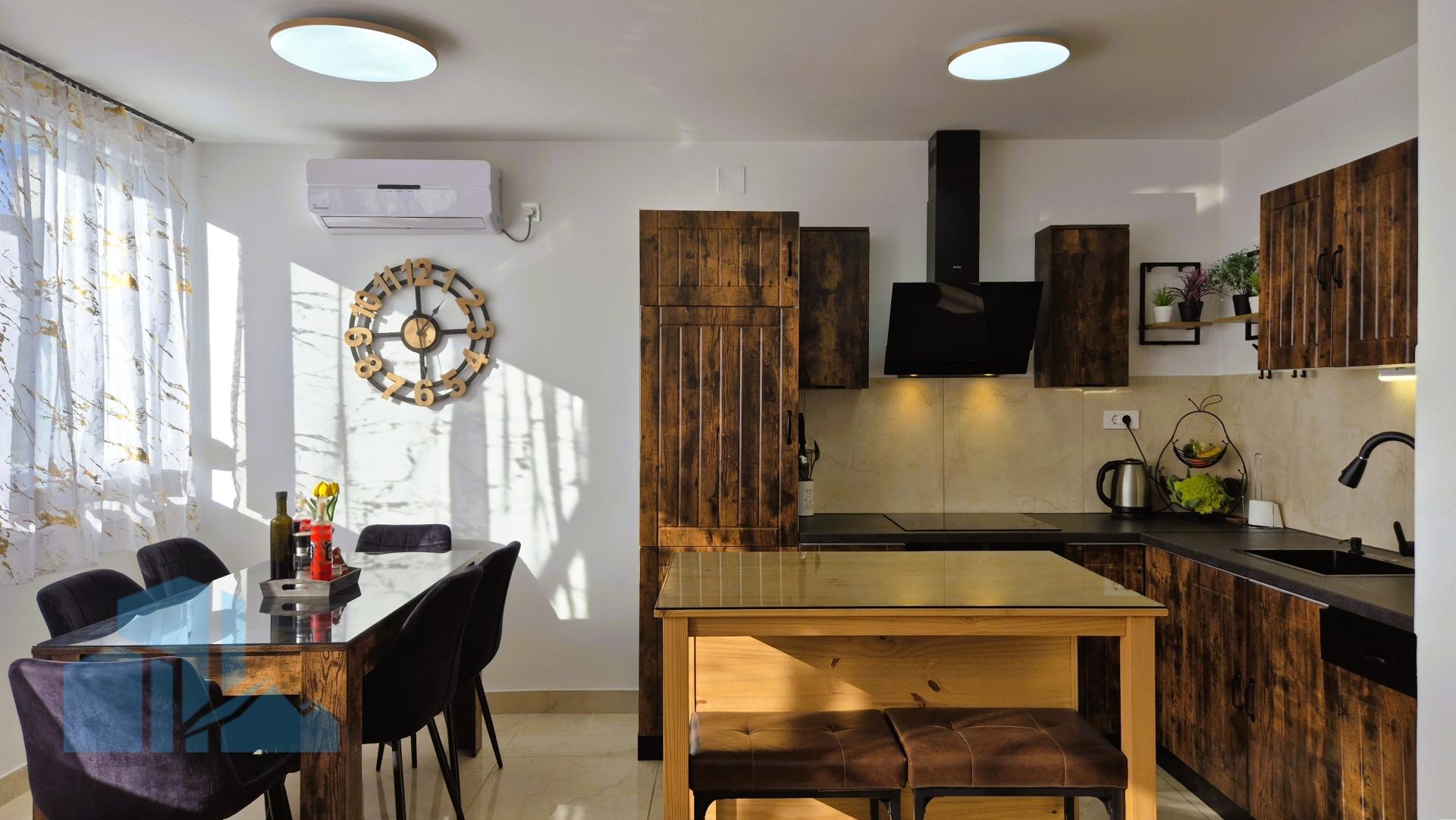 Renoviran stan 62m2 u Šibeniku, Križ